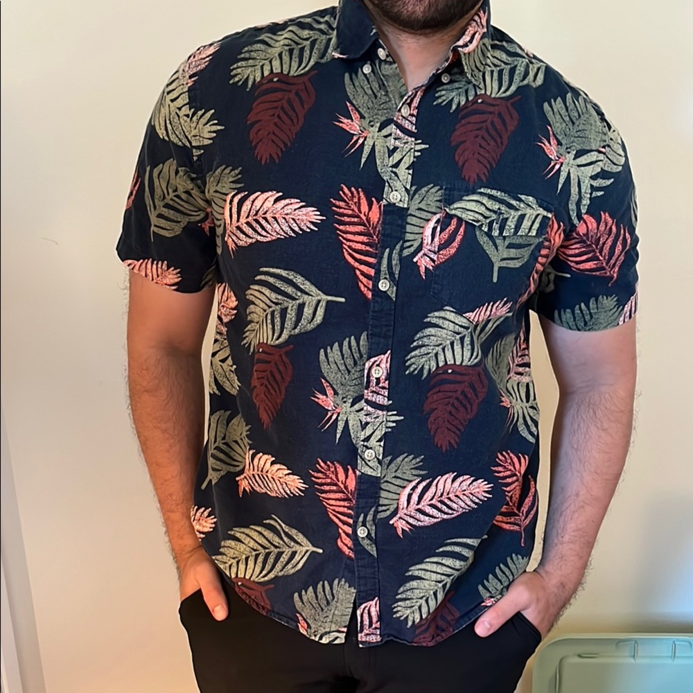 Old Navy Size L Men's Leaf Print Button Down Slim Fit Shirt